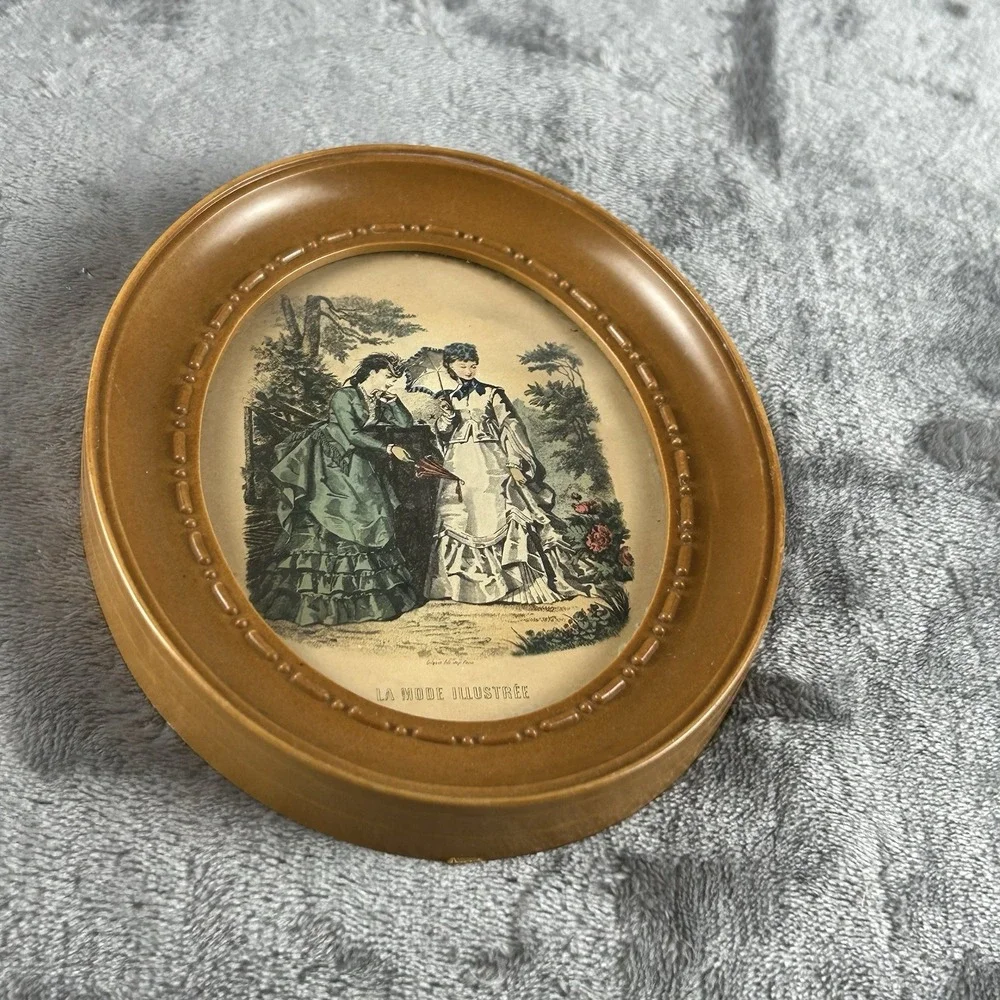 Vintage Oval Framed Le Mode Print Small Size Plastic Resin Frame 50s ? Retro